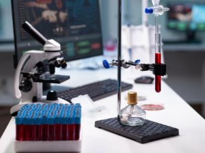 Image d’un laboratoire d’analyse de protéines, montrant des instruments analytiques avancés